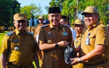 Bupati dan Wakil Bupati Tanah Laut tersenyum usai serahkan bibit pohon ulin
