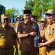 Bupati Tanah Laut Serahkan Bibit Pohon Ulin, Desa Karang Rejo Raih Penghargaan