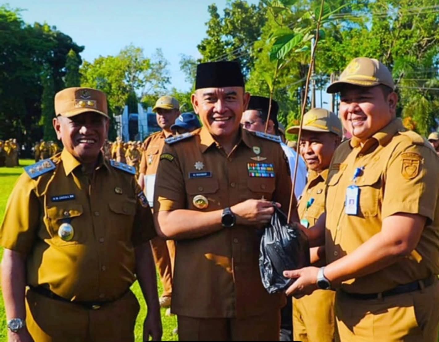 Bupati dan Wakil Bupati Tanah Laut tersenyum usai serahkan bibit pohon ulin