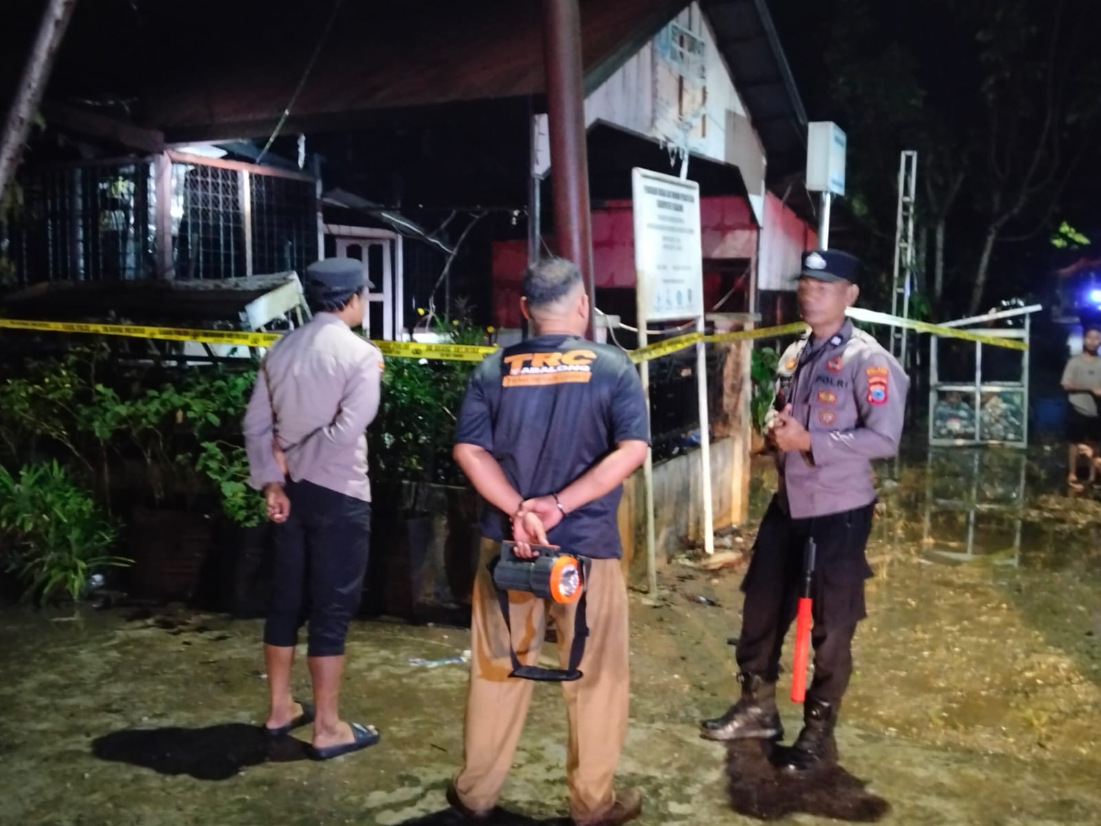 Polisi pasang police line di lokasi kebakaran Tabalong