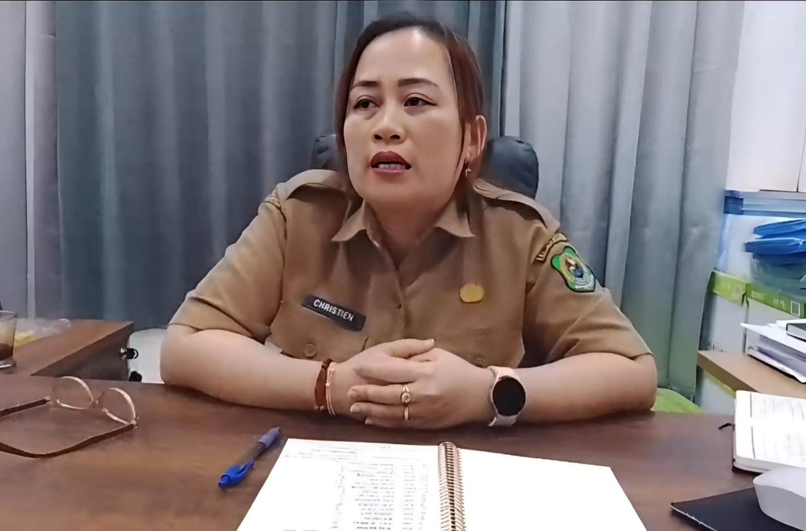 Ket Foto : Sekretaris Dinas Perkimtan Kabupaten Kapuas, Christien, S.E., M.M., saat diwawancarai awak media ini dikantornya, Selasa (9/6/2026) siang.