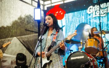 Gitaris tampil di panggung Gelombang Lokal Malang.