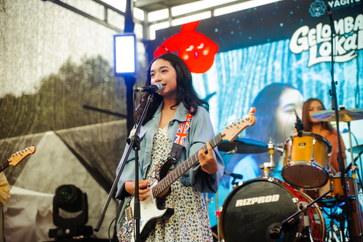 Gitaris tampil di panggung Gelombang Lokal Malang.