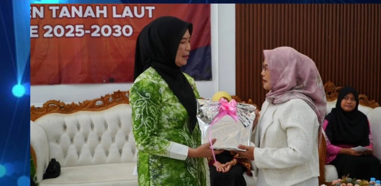 Ketua GOW Tanah Laut serahkan hadiah ke peserta pertemuan.
