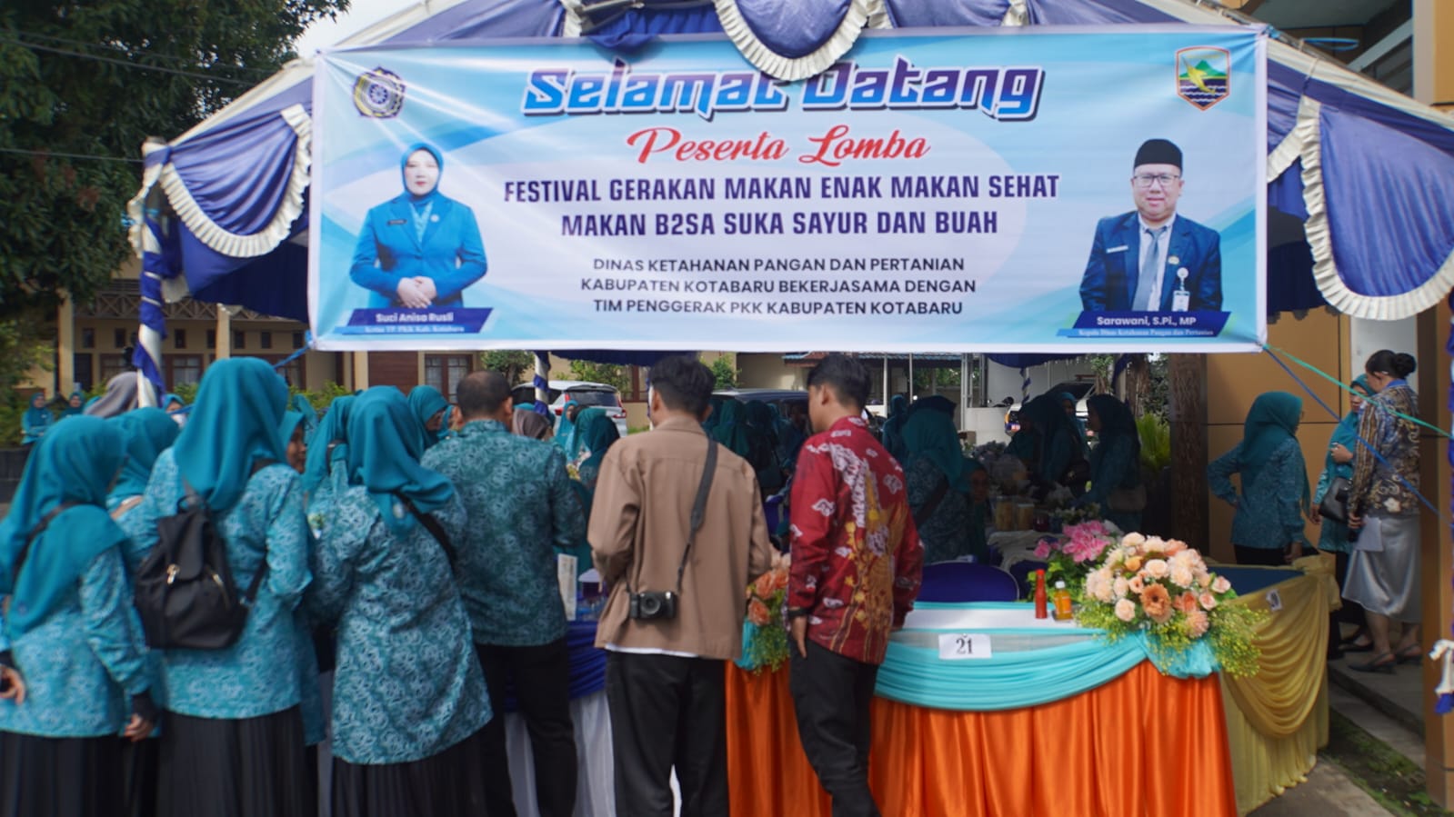 Peserta festival B2SA Kotabaru menyajikan makanan dari bahan lokal.