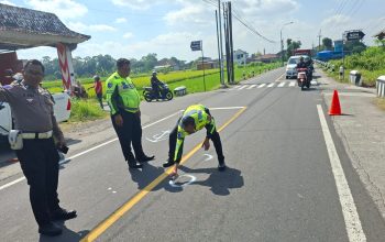 Polisi olah TKP kecelakaan maut di Jalan Pakem-Kalasan Sleman