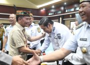 Wabup Pulang Pisau salaman dengan Gubernur Kalteng.