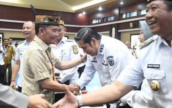 Wabup Pulang Pisau salaman dengan Gubernur Kalteng.