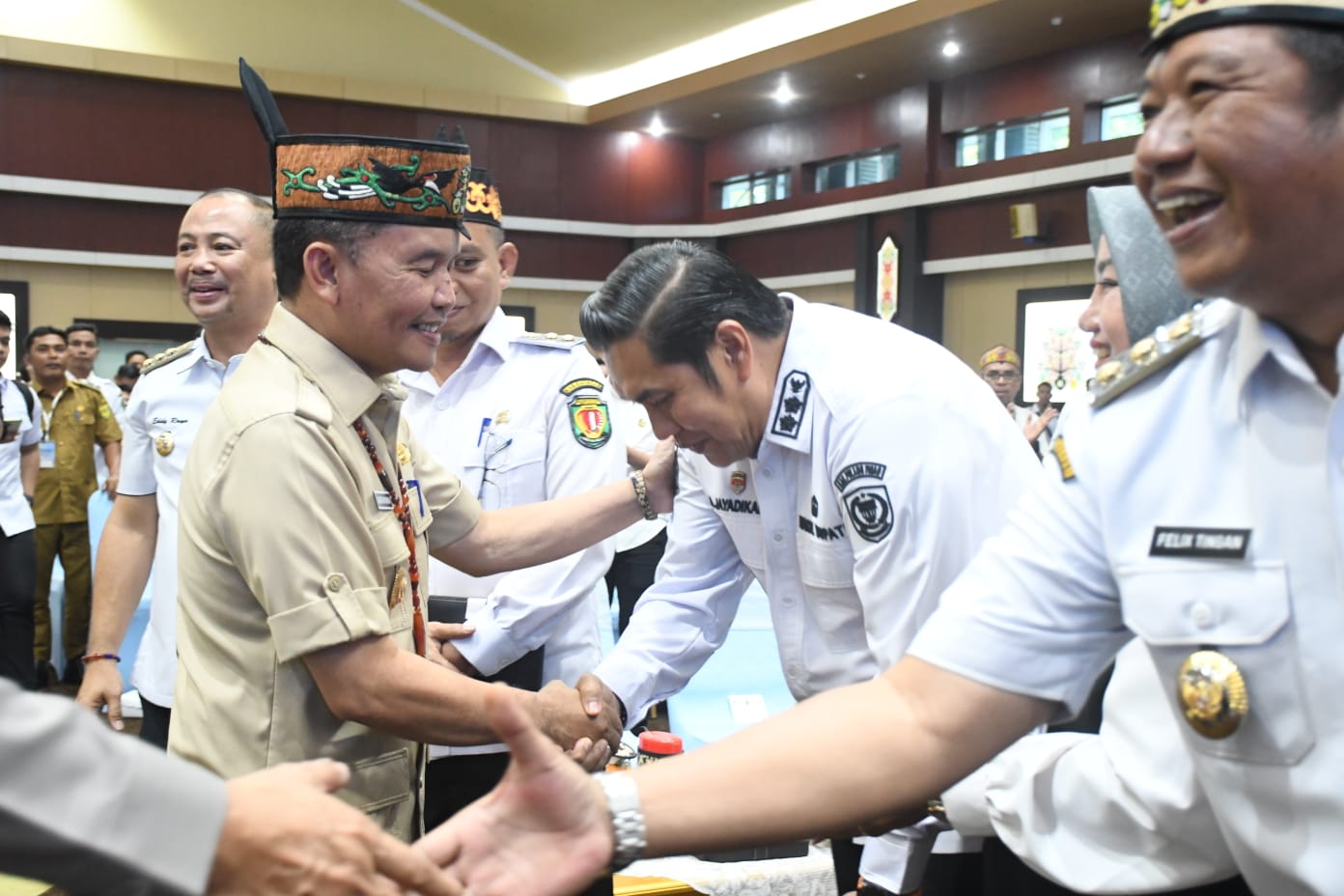 Wabup Pulang Pisau salaman dengan Gubernur Kalteng.