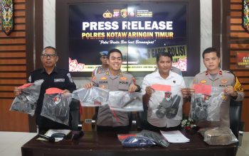 Polisi tunjukkan pisau badik di tangannya, latar belakang konferensi pers