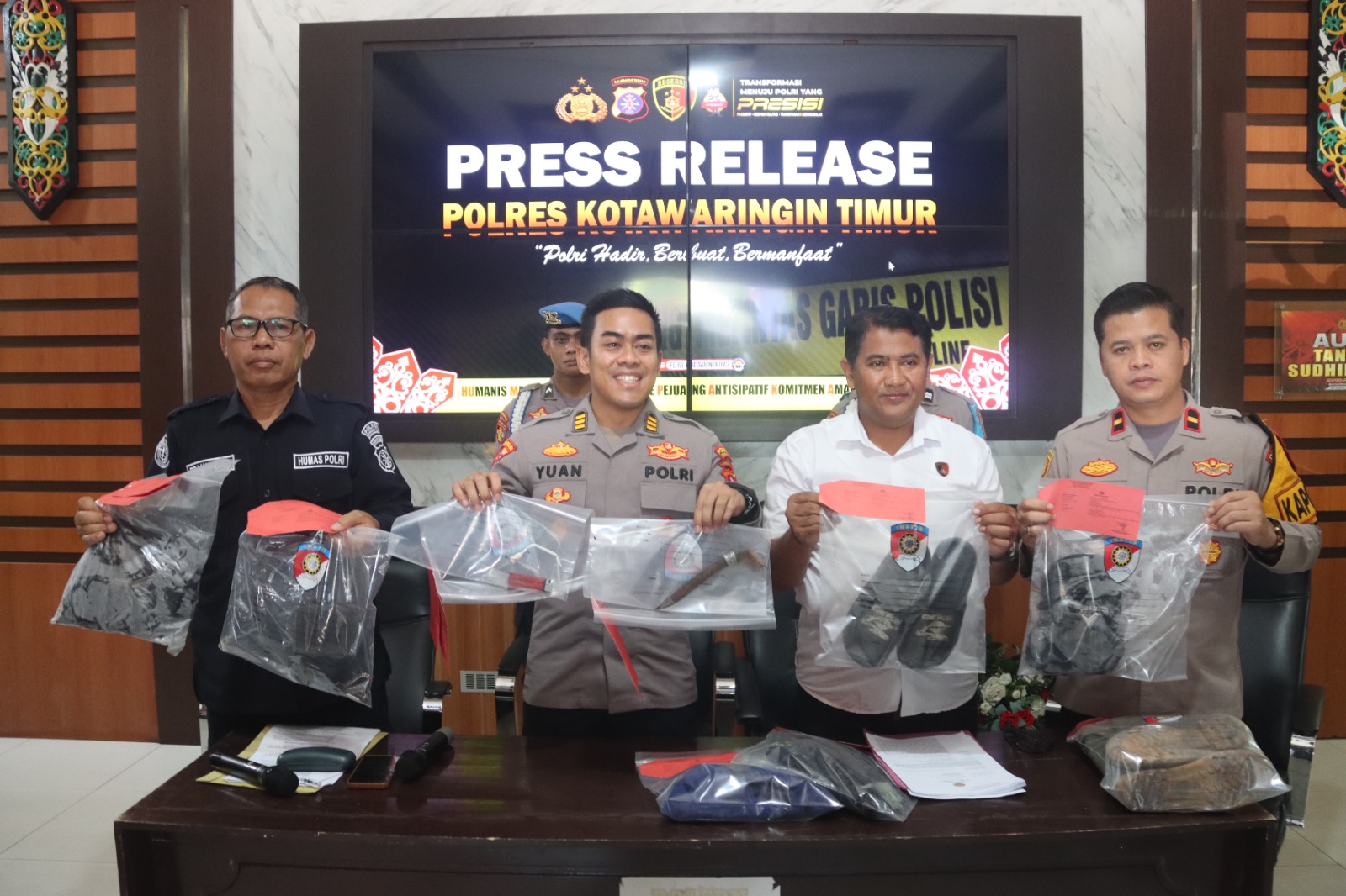 Polisi tunjukkan pisau badik di tangannya, latar belakang konferensi pers