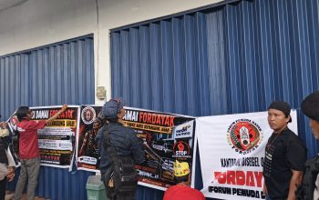 Fordayak segel kantor Mandiri Tunas Finance Palangka Raya
