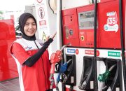 Operator SPBU siap melayani pengendara di pompa bensin.