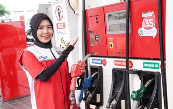 Operator SPBU siap melayani pengendara di pompa bensin.