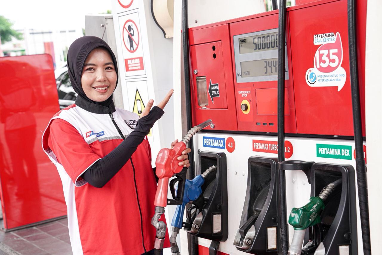 Operator SPBU siap melayani pengendara di pompa bensin.
