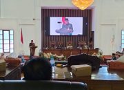 Asisten II Tanah Bumbu baca sambutan Bupati di DPRD.