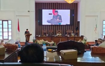 Asisten II Tanah Bumbu baca sambutan Bupati di DPRD.