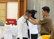 Kepala BKPSDM Tanah Bumbu alungkan medali ke peserta PKP.