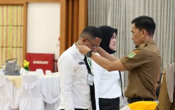 Kepala BKPSDM Tanah Bumbu alungkan medali ke peserta PKP.