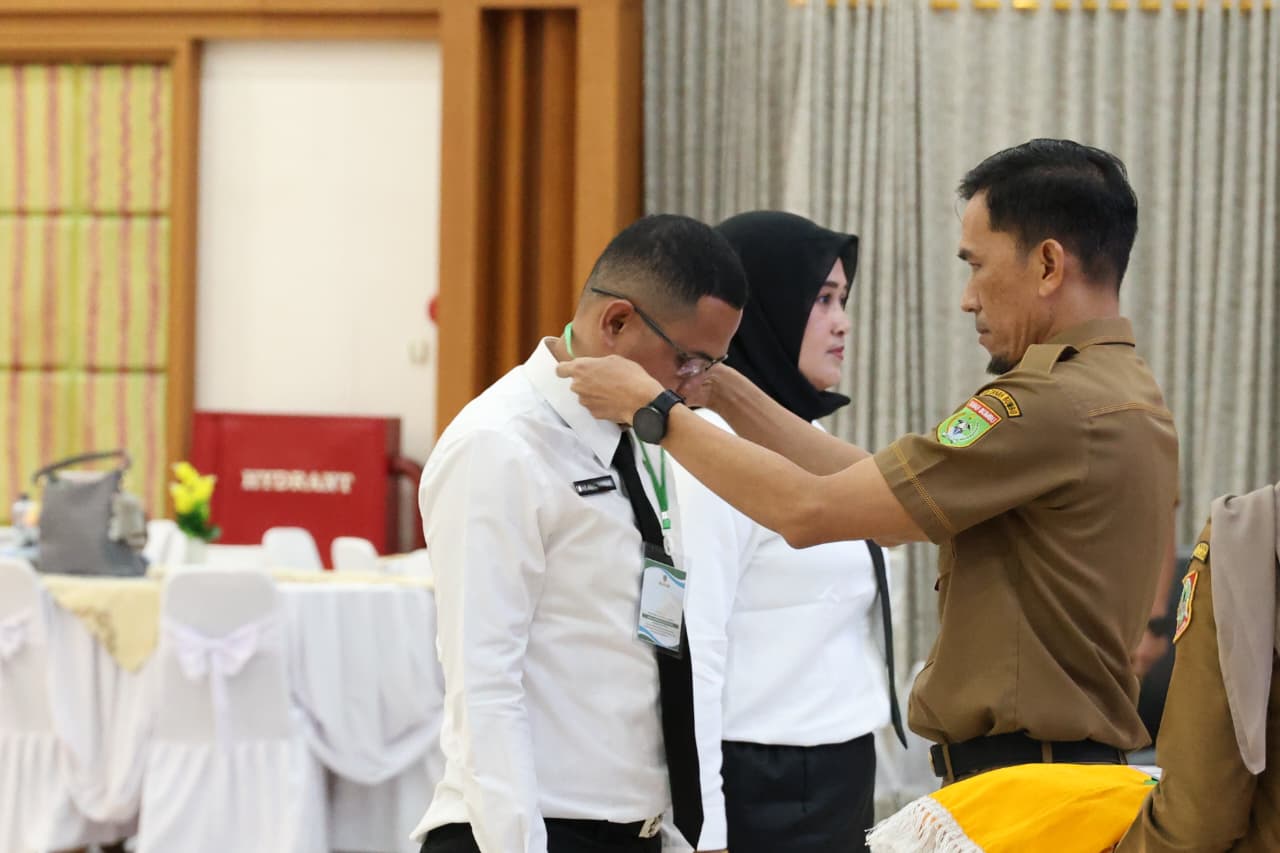 Kepala BKPSDM Tanah Bumbu alungkan medali ke peserta PKP.