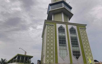 Menara Masjid Raya Darussalam Palangka Raya lokasi remaja jatuh