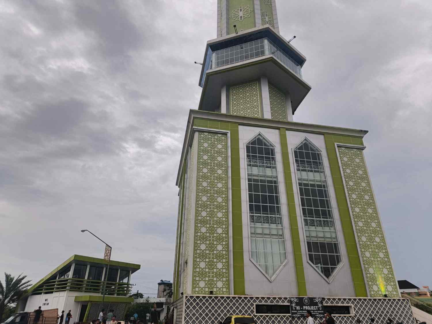 Menara Masjid Raya Darussalam Palangka Raya lokasi remaja jatuh
