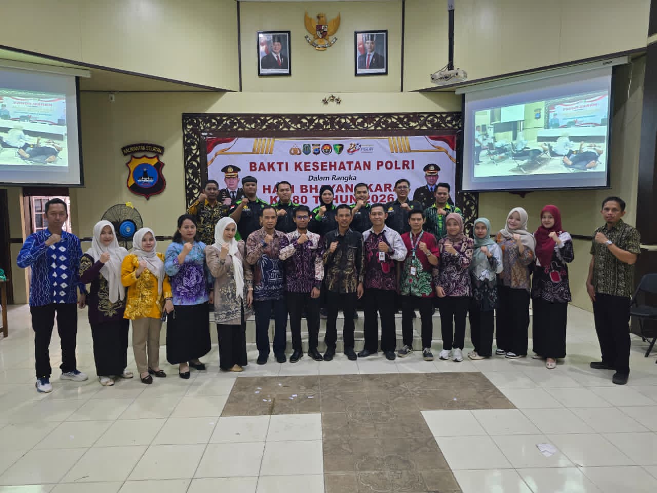 Foto bersama bakti kesehatan Polres HSU.