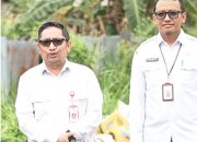 Pejabat DPRKPLH dan petugas usai bersihkan sampah.