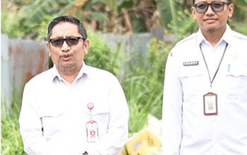 Pejabat DPRKPLH dan petugas usai bersihkan sampah.