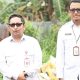 Pejabat DPRKPLH dan petugas usai bersihkan sampah.