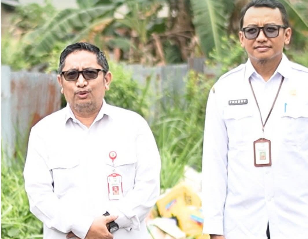 Pejabat DPRKPLH dan petugas usai bersihkan sampah.