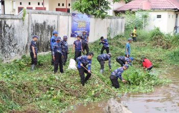 Gotong royong bersihkan sungai di Marabahan.