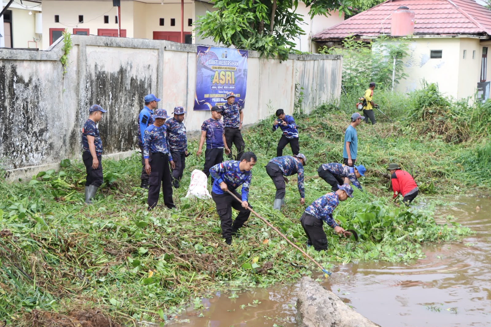Gotong royong bersihkan sungai di Marabahan.