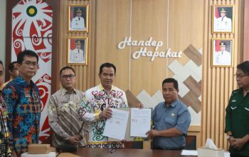 Bupati Pulang Pisau dan mitra tunjukkan dokumen MoU.