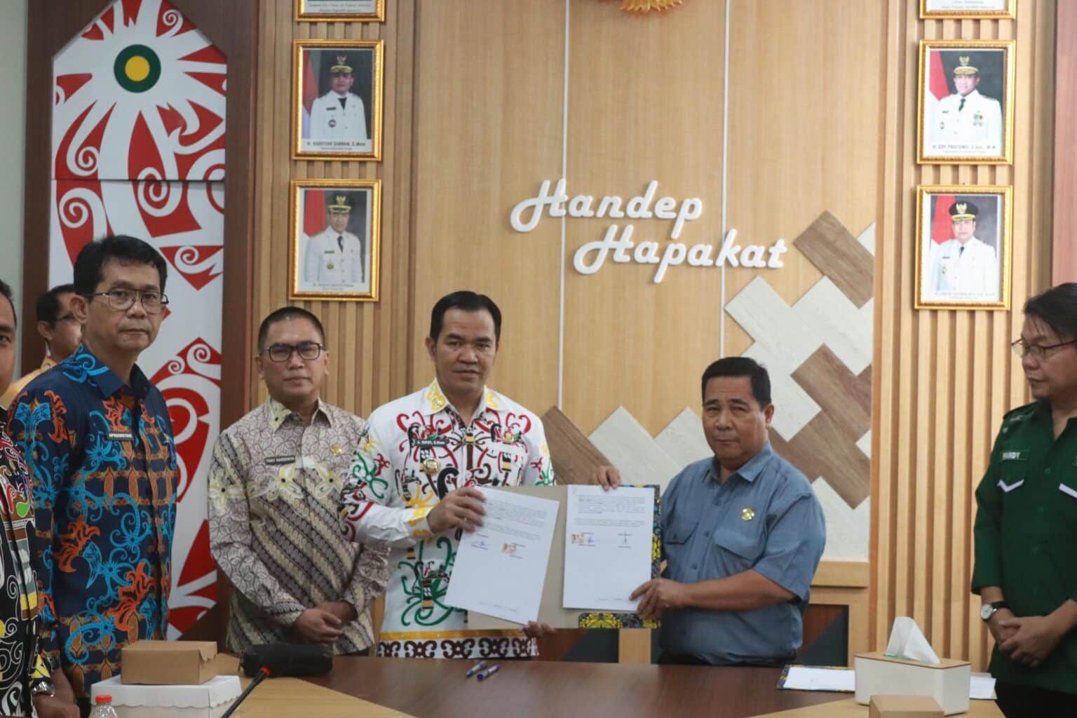 Bupati Pulang Pisau dan mitra tunjukkan dokumen MoU.