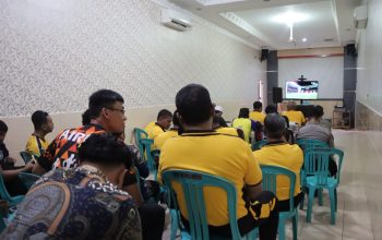 Warga dan polisi nobar Piala Dunia di Rupatama Polres Batola.