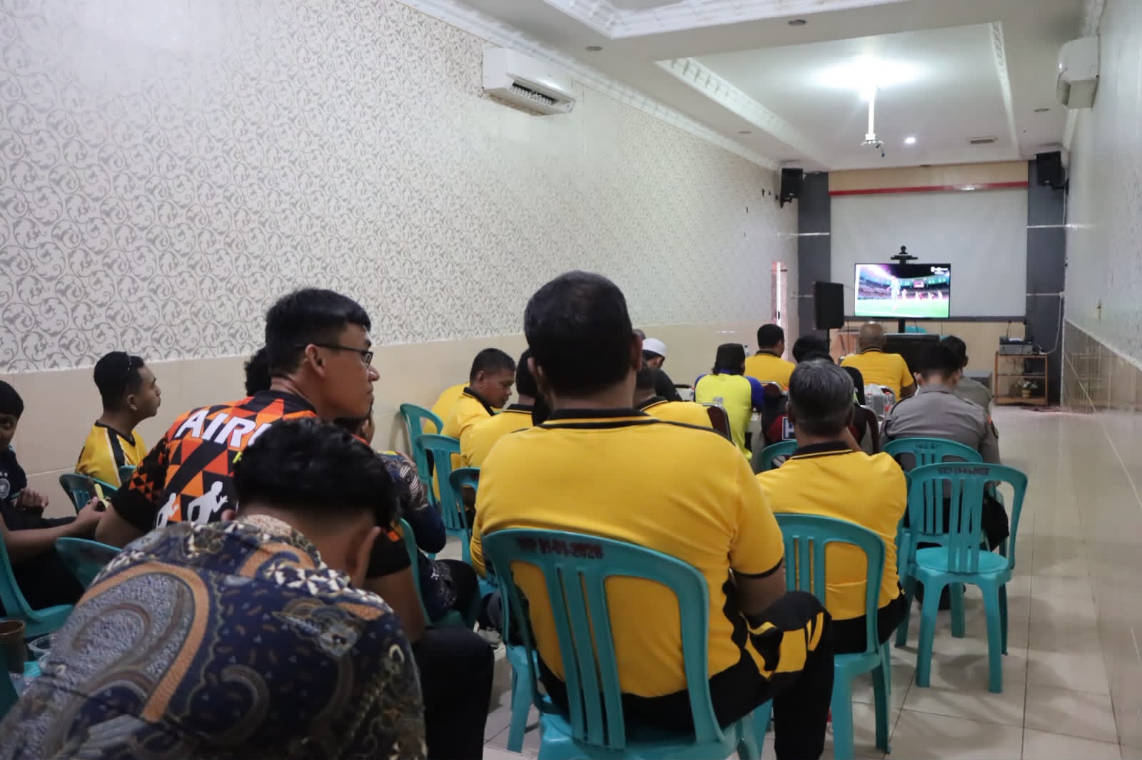 Warga dan polisi nobar Piala Dunia di Rupatama Polres Batola.