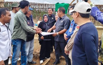 DPRD dan pejabat Tanah Bumbu tinjau jembatan Satui.
