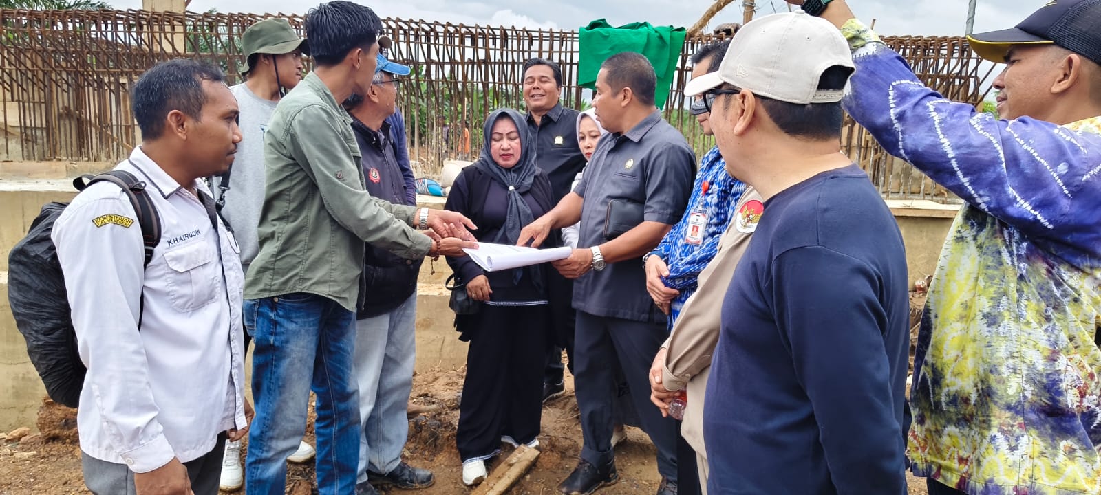 DPRD dan pejabat Tanah Bumbu tinjau jembatan Satui.