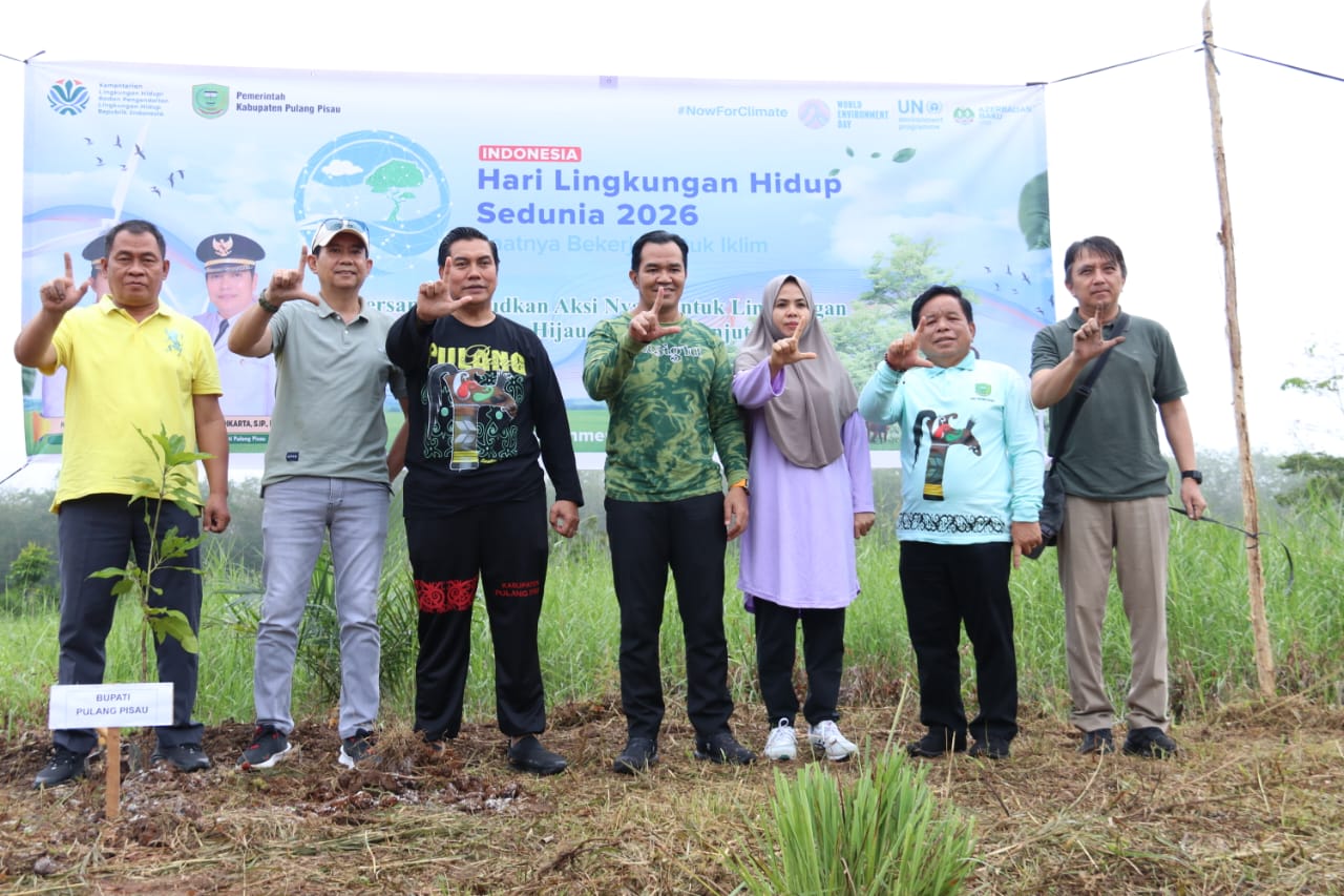 Foto bersama Bupati dan peserta Hari Lingkungan Hidup di Pulang Pisau