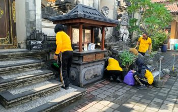 Polisi bersihkan halaman gereja di Yogyakarta.