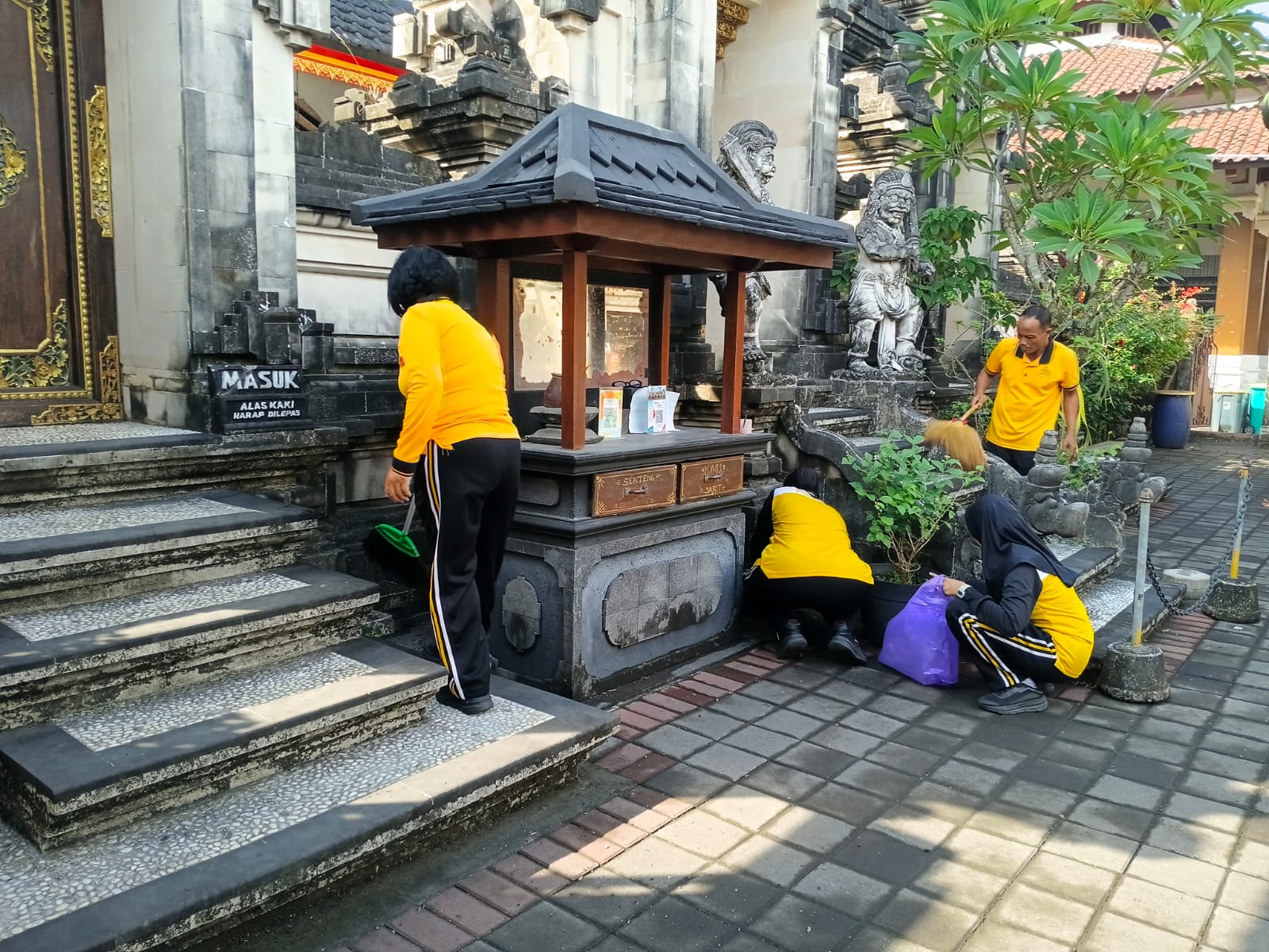 Polisi bersihkan halaman gereja di Yogyakarta.
