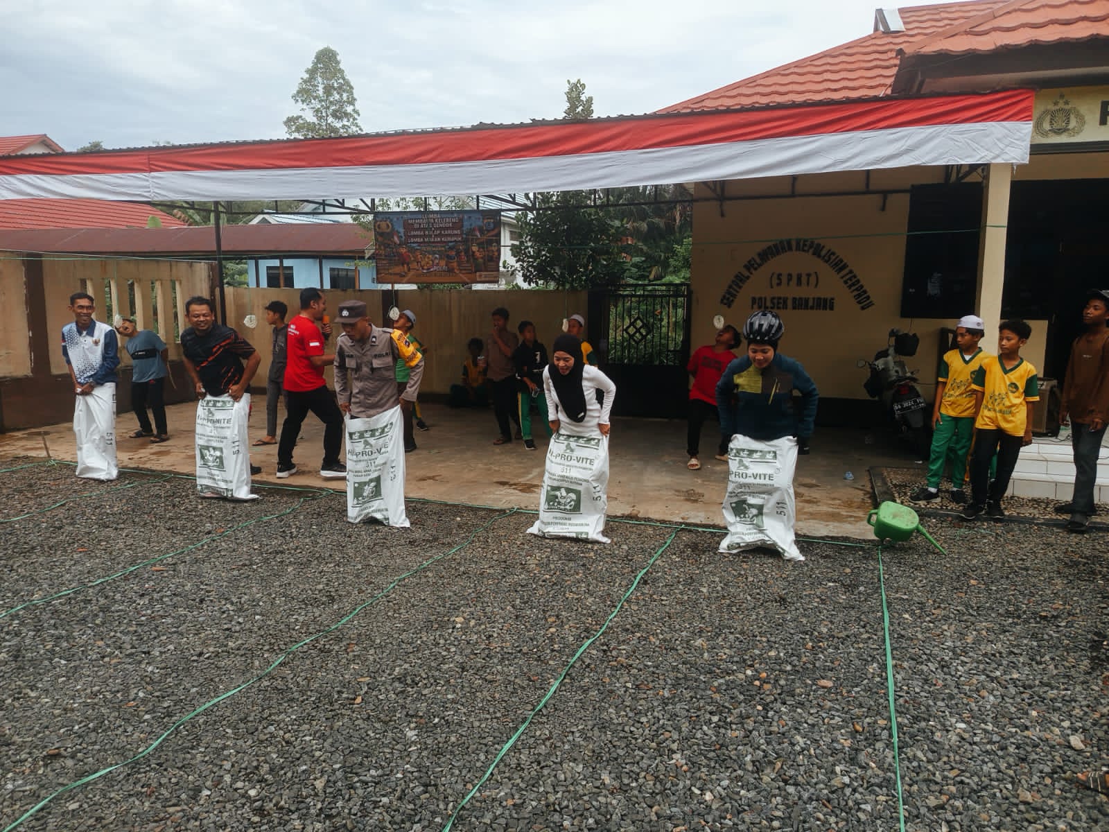 Anak-anak lomba balap karung di Polsek Banjang.