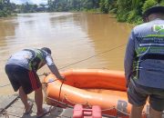 Relawan RPKS turunkan perahu karet cari korban tenggelam di Sungai Danau Raya
