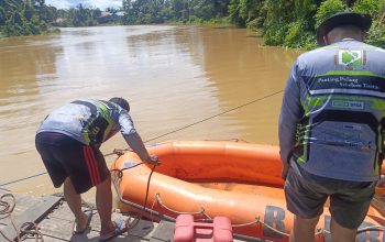 Relawan RPKS turunkan perahu karet cari korban tenggelam di Sungai Danau Raya