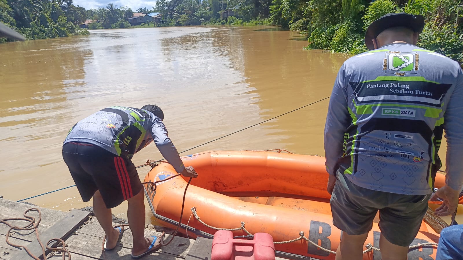 Relawan RPKS turunkan perahu karet cari korban tenggelam di Sungai Danau Raya