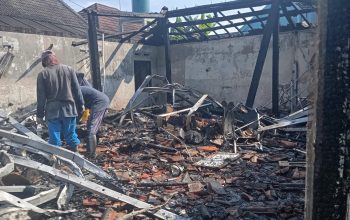 Puing-puing sisa kebakaran rumah kontrakan di Sleman.