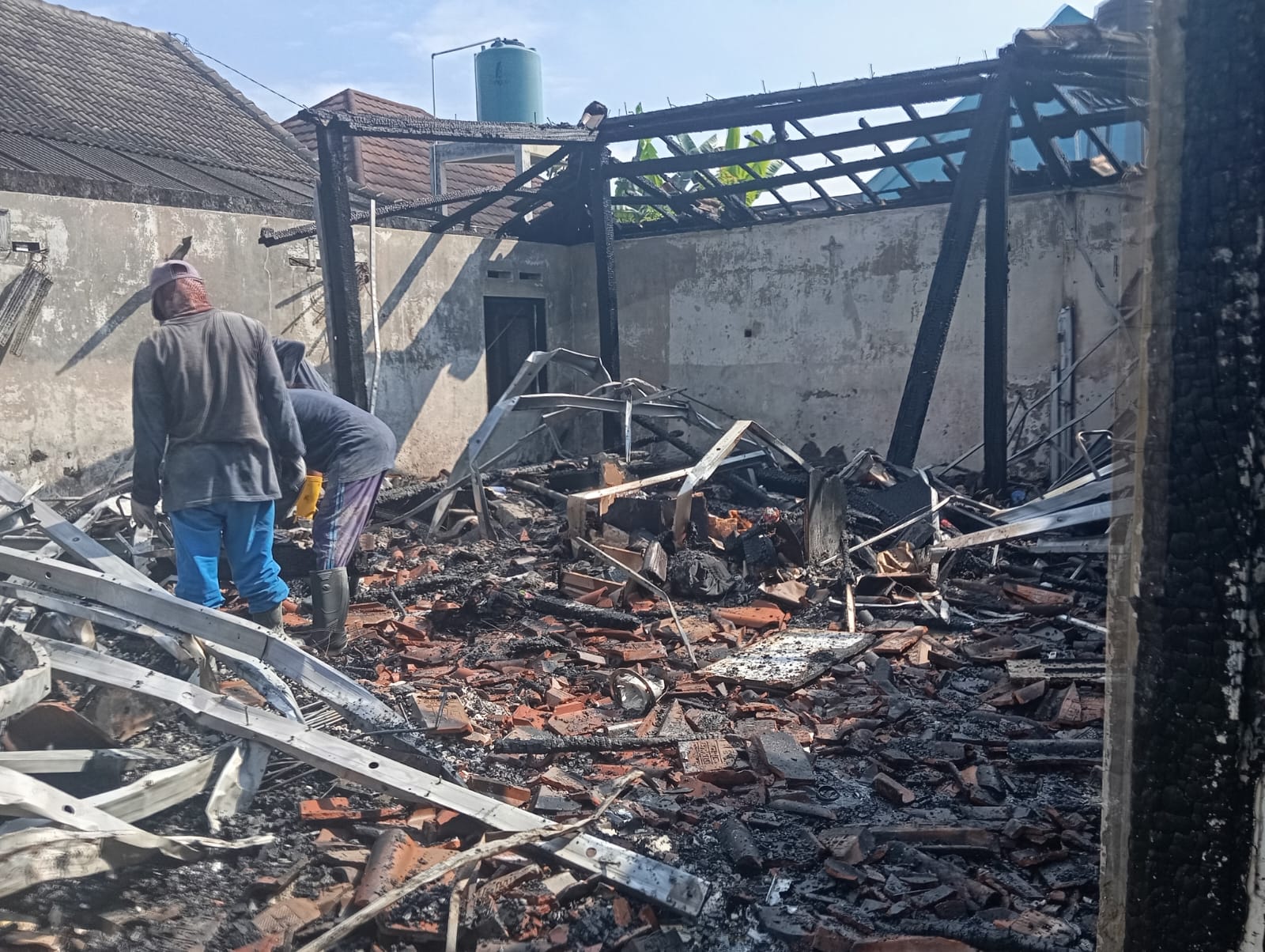 Puing-puing sisa kebakaran rumah kontrakan di Sleman.