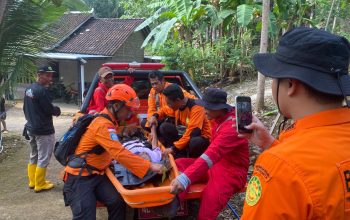 Tim SAR evakuasi Mbah Kliwon di hutan Gunungkidul.