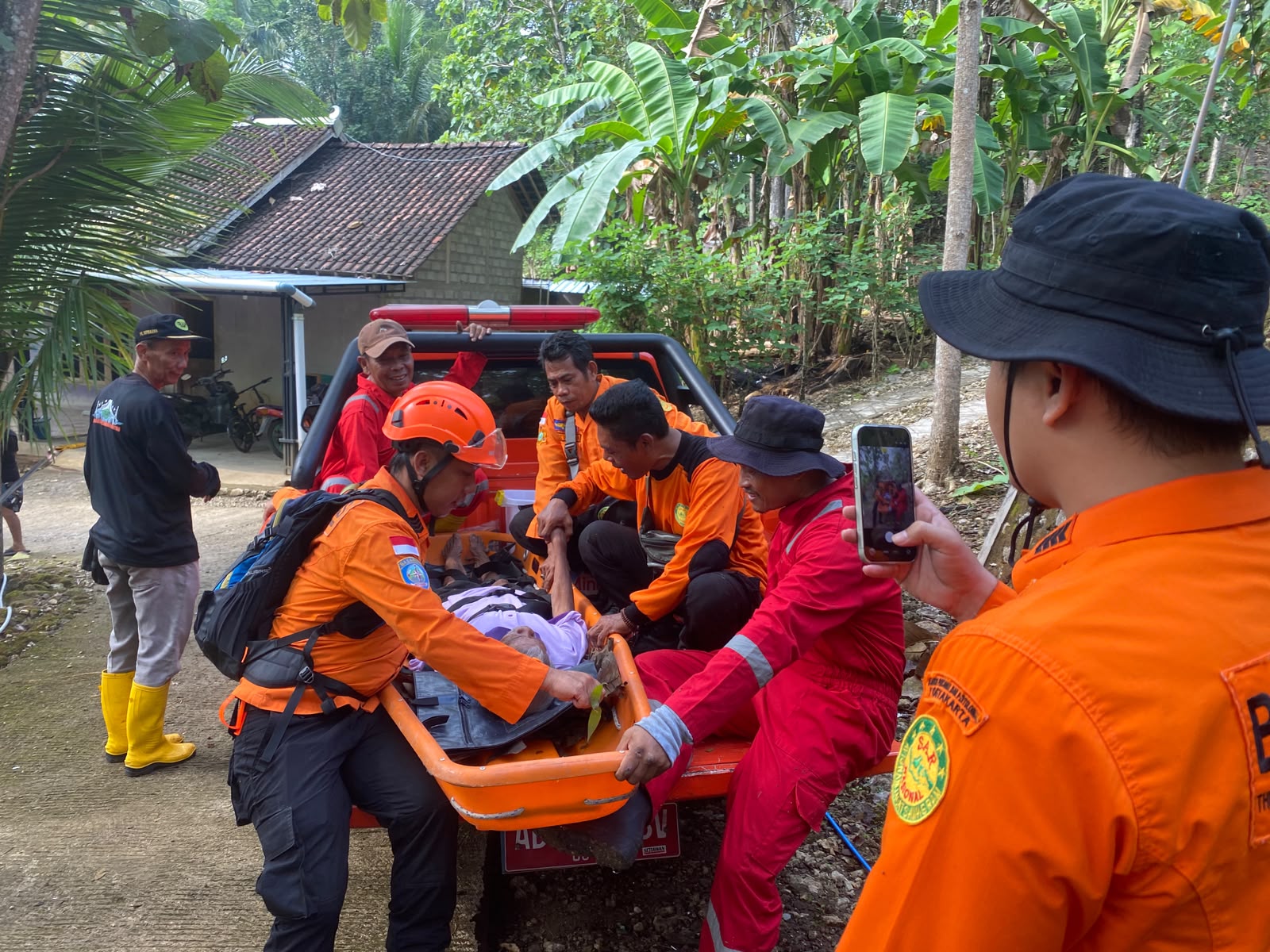 Tim SAR evakuasi Mbah Kliwon di hutan Gunungkidul.